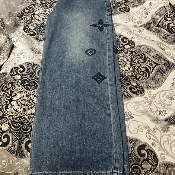 Beautiful baggy wide leg jeans. With sparkle beading and design is embroidered. - Picture 2 of 10